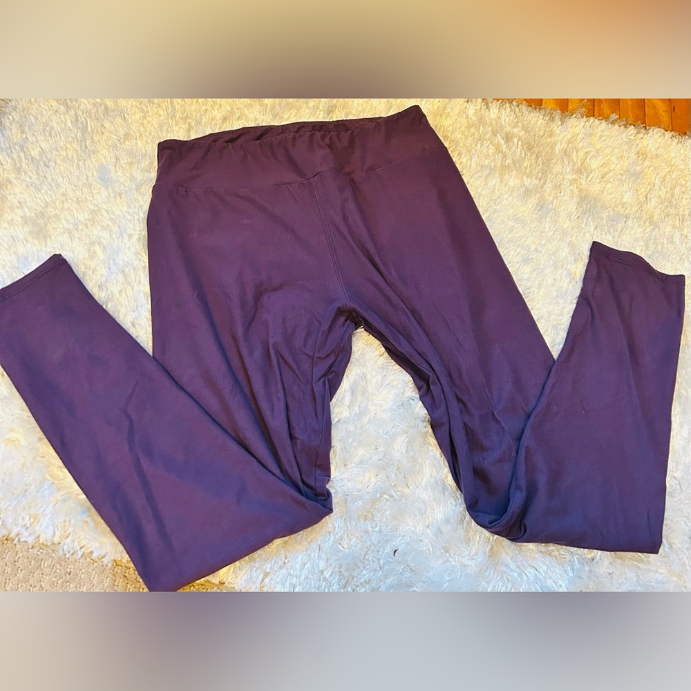 Nice solid color pair of LuLaRoe leggings! TC. Beautiful jewel tone, plum color!